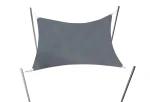 Szary prostokątny żagiel ogrodowy wodoszczelny 2,5x3 m rozwieszony na czterech stabilnych metalowych masztach.