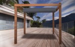 Wodoszczelny popielaty żagiel rozsuwany o wymiarach 2,77x4,20 m zamontowany na drewnianej pergoli na tarasie.