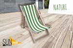 Drewniany leżak plażowy z zielono-białym pasiastym nadrukiem na jasnym tarasie z napisem Nature.