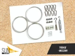 Akcesoria montażowe do trójkątnego żagla przeciwsłonecznego: linki stalowe, karabińczyki i śruba rzymska.