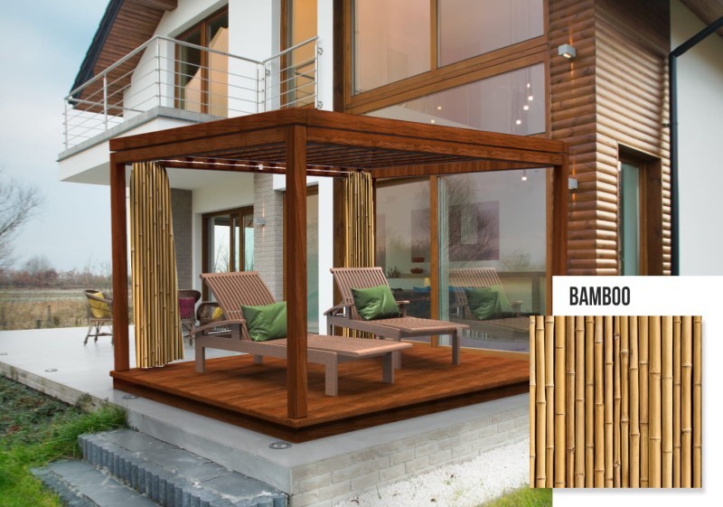 Firankowa zasłona tarasowa na wymiar z grafiką bambusa, zamontowana na drewnianej pergoli z leżakami przed domem.