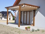 Brązowa drewniana pergola z poziomą roletą rzymską premium Decor 3x4 na tarsie nowoczesnego domu.