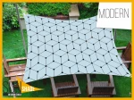 Wodoszczelny żagiel ogrodowy 3x4,5 m z geometrycznym wzorem 3D, rozwieszony nad drewnianymi meblami w ogrodzie.