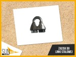 Ocynkowany zacisk do linki stalowej typu kabłąkowego z dwiema nakrętkami na tle logotypu Sun Shade i piasku.