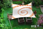 Wodoszczelny żagiel ogrodowy 3x4 m z pomarańczową grafiką spirali nad zestawem drewnianych mebli ogrodowych.