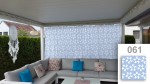 Zasłona firankowa na wymiar we wzory na tarasie z narożnikiem, obok próbka materiału nr 061.