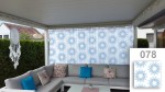 Zasłona firankowa na wymiar z niebieskim wzorem roślinnym na tarasie z narożną sofą ogrodową. Numer wzoru 078.