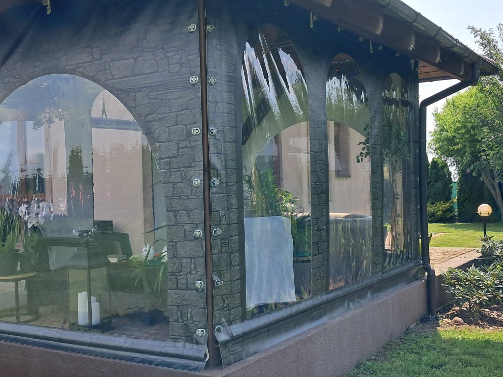 Jak zabezpieczyć altanę przed deszczem i silnym wiatrem?