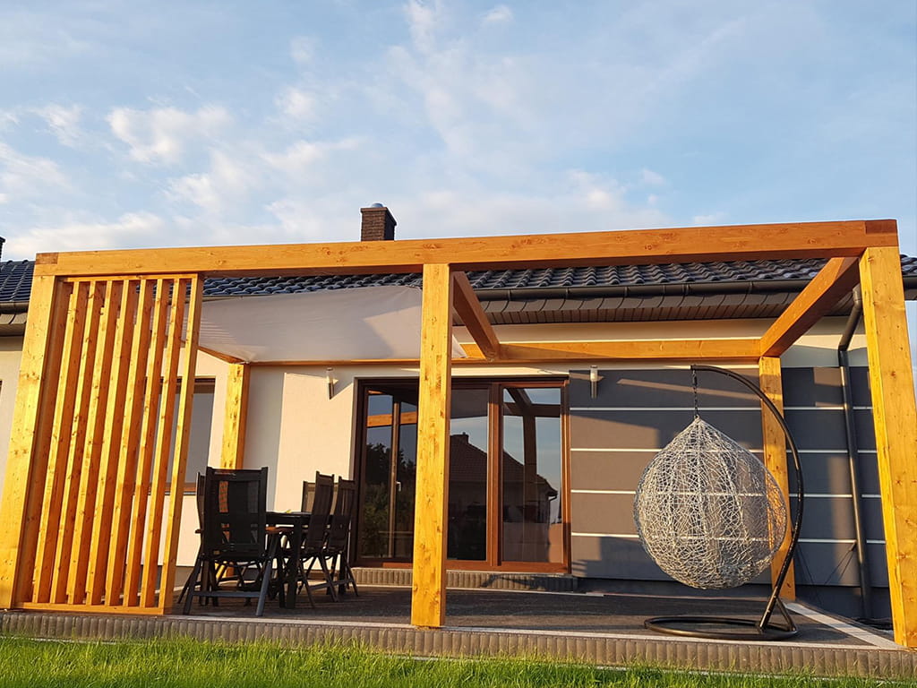 Jak żagle przeciwsłoneczne sprawdzają się w przestrzeniach komercyjnych (kawiarnie, restauracje, hotele)?